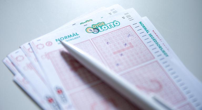Kihúzták az ötös lottó számait, minden idők harmadik legnagyobb nyereménye volt a tét