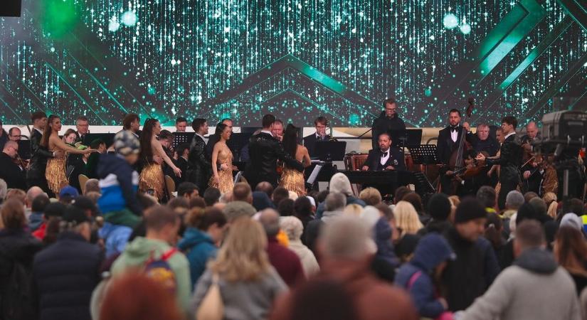 Megtelt a debreceni főtér, ünnepi koncertet adott a város napján Mága Zoltán – fotókkal