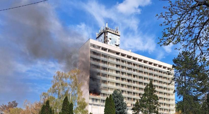 Szörnyű látvány fogadott minket a kigyulladt Juno Hotel helyszínén