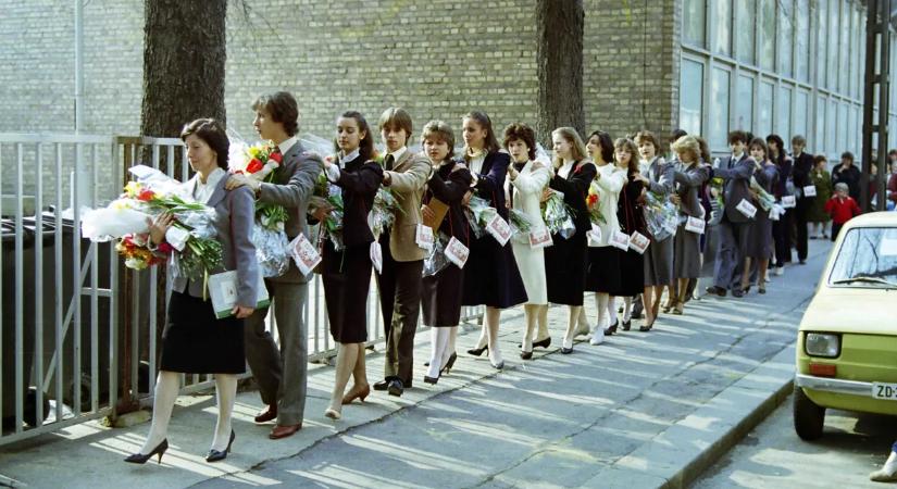 Mennyi pénzt adjunk ballagásra? – Ez most az ajándékozási etikett