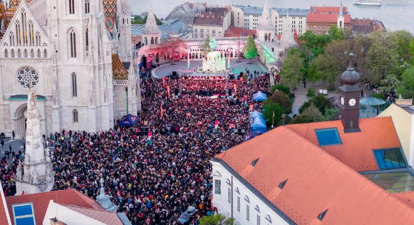 Fidesz-kampányzáró: Teljesen megtelt a Szentháromság tér, egy szalmaszálat sem lehetett leejteni
