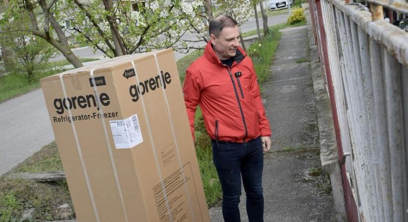 Tuzson Bence hűtőket osztogat a választókörzetében