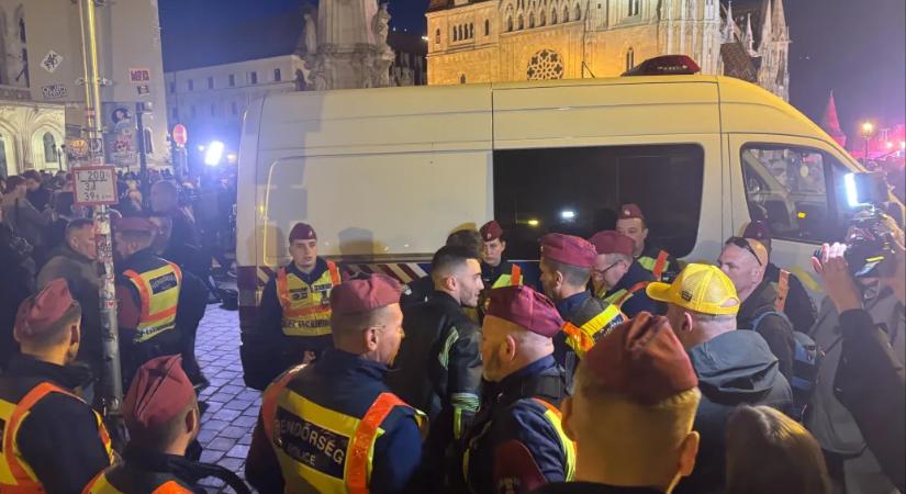 Rendőri intézkedés volt a Fidesz rendezvényén, tüntetők kezéből téptek ki egy molinót