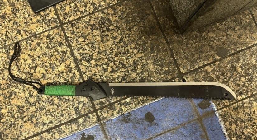 Macsétával támadt emberekre egy férfi New York egyik forgalmas metróállomásán
