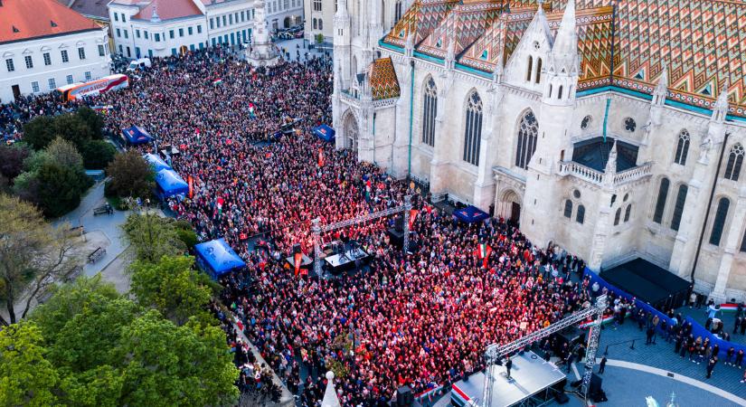 Gigantikus tömeg: Orbán Viktor kampányzárója megtöltötte a Szentháromság teret - galéria
