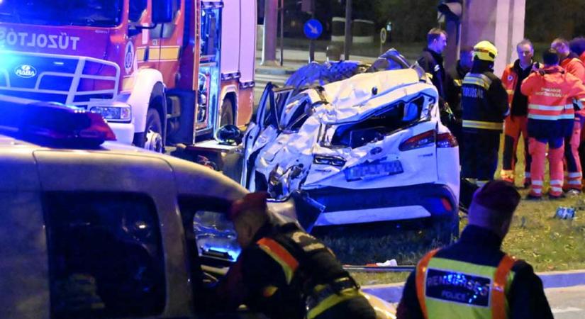 Horrorbaleset a Váci úti felüljárón: videón, ahogyan a mélybe taszítja a luxus sportautó a Toyotát