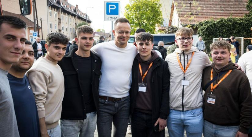 Gusztustalan, felháborító és veszélyes – ezekkel a szavakkal jellemezte Szijjártó Péter a péntek este eseményeit (VIDEÓ)