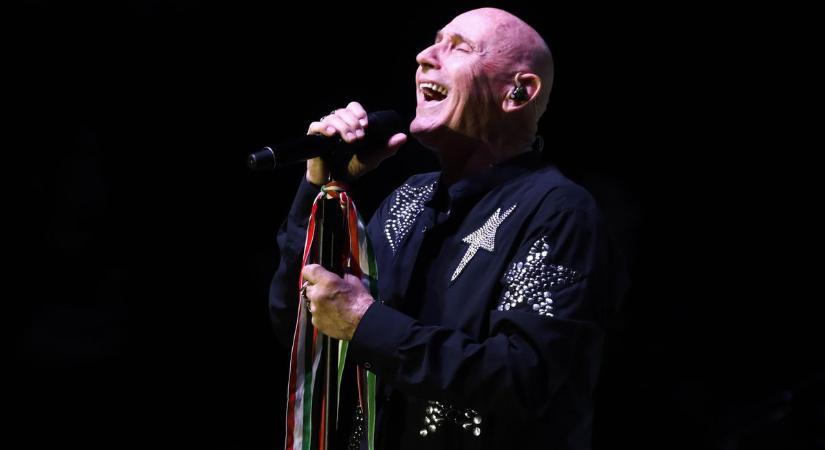 "Eljött a szolgálat ideje, amikor visszaadjuk azt a sok jót, amit kaptunk" - Pataky Attila Győrben adott koncertet - Fotók