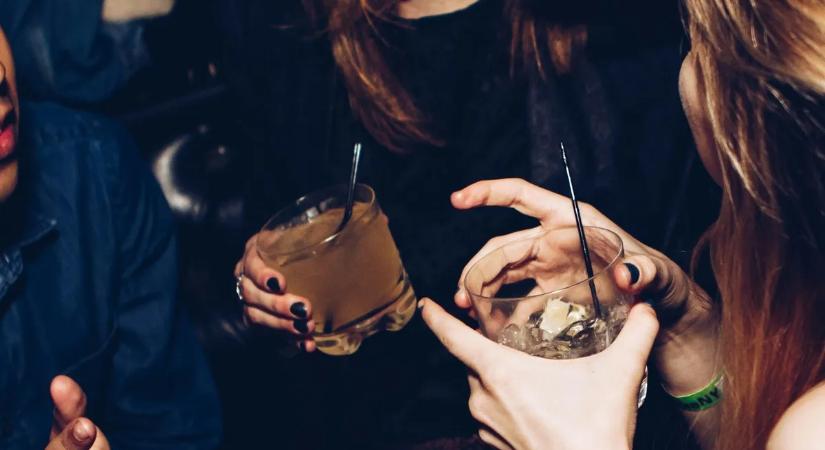 „Rohadtak a lábaim!” – Szörnyű ébredés a görbe este után: majdnem belehalt az anyuka a bulizásba