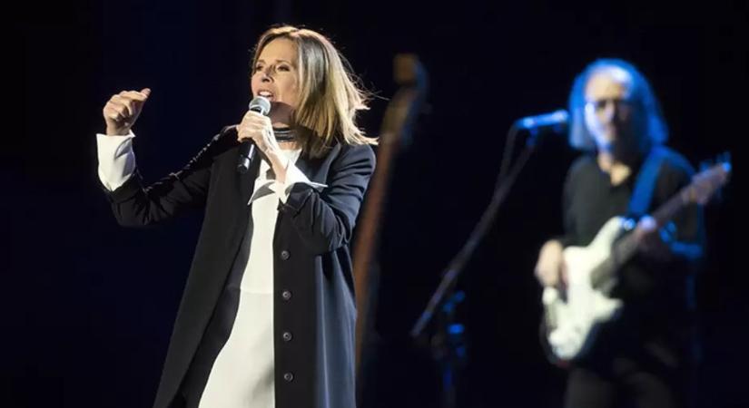 Koncz Zsuzsa legendás dallal üzent az urnanyitás előtti utolsó órákban