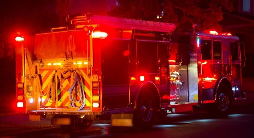 Teljes terjedelmében égett egy garázs Karcagon, mentőt kellett hívni a lakóhoz