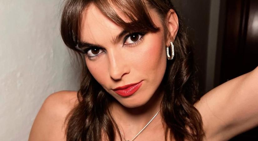 A költészet napján egy költőien gyönyörű lány a nap csaja