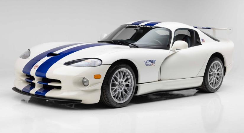 Csupán 1600 kilométert futott ez a makulátlan Dodge Viper