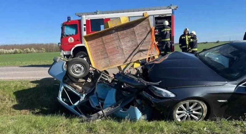 Dráma Lövőn: Trabantba robbant bele a BMW, totálkáros lett a kisautó