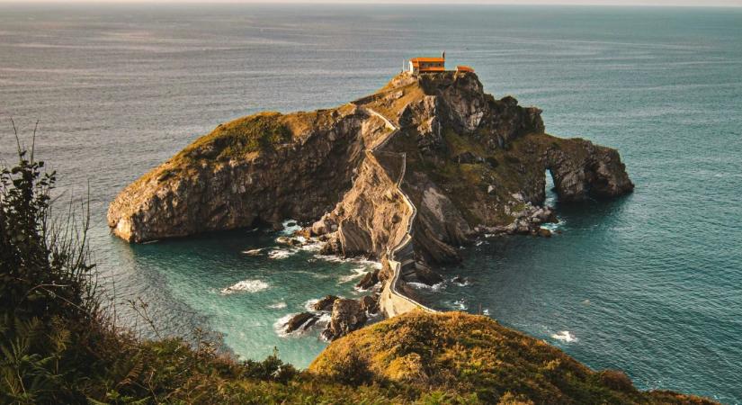 Zöldellő hegyek, vad tengerpartok és a város, ahol egy múzeum mindent megváltoztatott