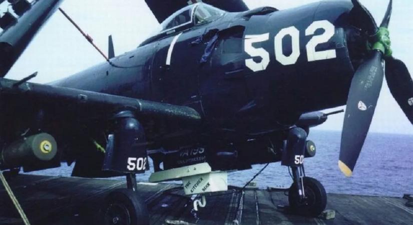 Vécével és konyhai mosogatóval is bombázta az ellenséget az amerikai légierő