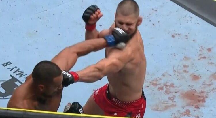 Hihetetlen: Carlos Ulberg kivégezte Jiri Procházkát, FÉL LÁBBAL!