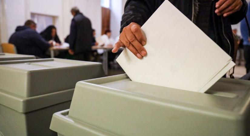Reggel 6-kor kinyitottak a szavazóhelyiségek, megkezdődött a választás – kövesse velünk a fejleményeket folyamatosan frissülő hírfolyamunkban!