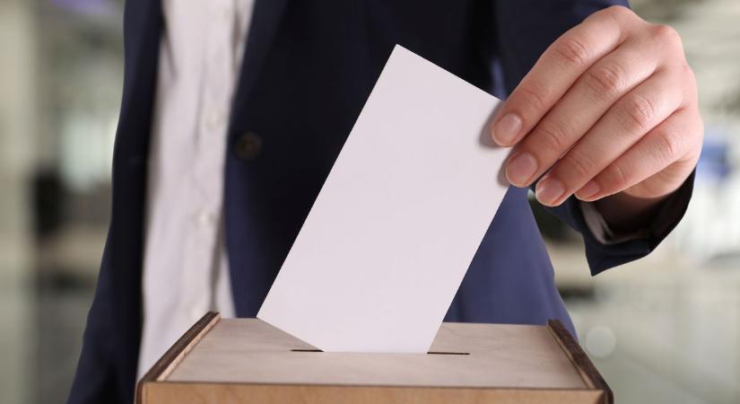 Megnyitottak a szavazóhelyiségek – minden fontos információ a voksolásról itt! (kövesse velünk egész nap)