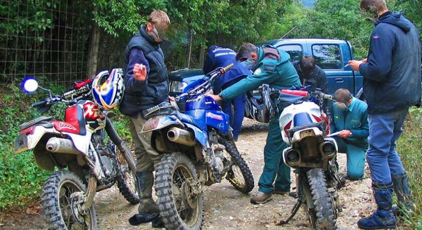 Motorosokra támadtak Tarnalesz közelében - „10-15-en vettek körbe minket”