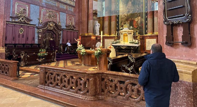 Szívszorító szavak a Bazilikában: Spányi Antal a békéért imádkozott – „Ne legyen többé háború!”