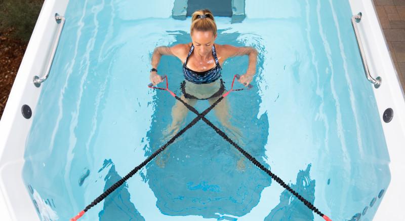 Több, mint úszás: a vízi edzés komplex előnyei