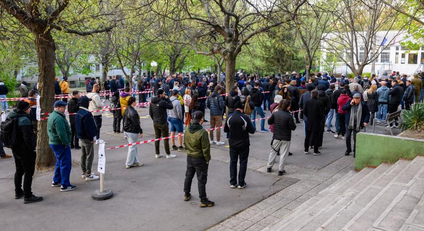 Az átjelentkezők miatt már kora reggel elég nagy volt a tömeg Budapest XI. kerületében