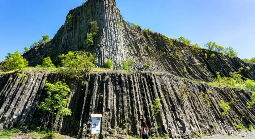 Ez az égbeszökő hegy a Balaton-felvidék legszebb csúcsa - Tavasszal mesebeli túra vár itt
