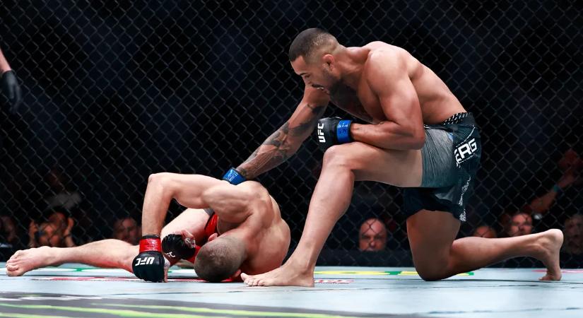 Agyonverték a cseh szamurájt a ketrecben, új világbajnoka van az UFC-nek – videó