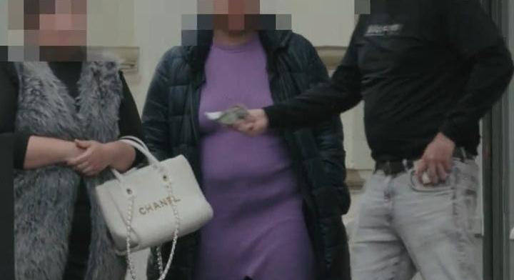 Videó a szegedi KDNP-irodától: ételosztásról beszél a fideszes jelölt, a pénzmozgásra nincs magyarázat