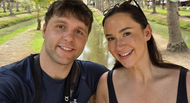 „Olyan volt, mint egy horrorfilmben” – Visszataszító dolgot tapasztalt a repülőgépen egy fiatal pár, nagy botrány lett belőle