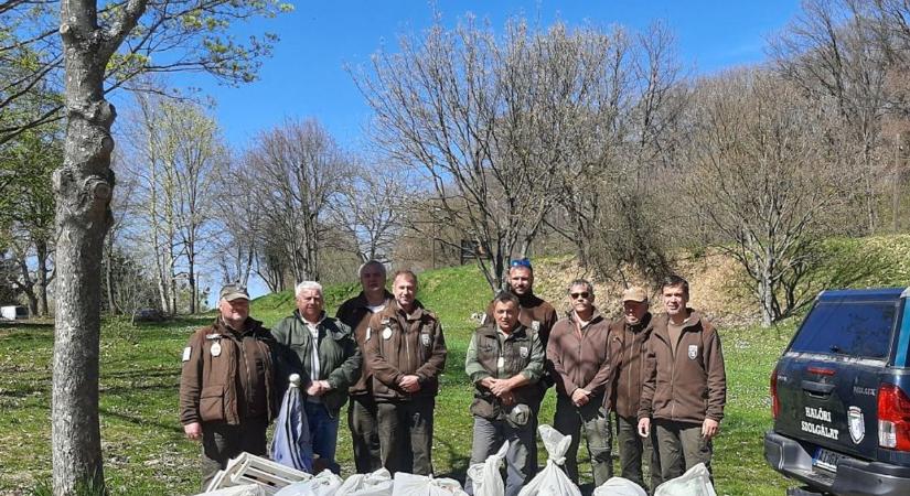 Kilenczsáknyi szeméttől szabadult meg a Pécsi-tó: összefogtak a baranyai halőrök
