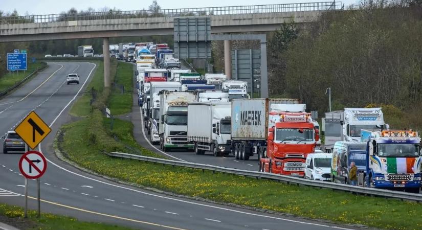 Tovább súlyosbodik a káosz: százával ürülnek ki az ír benzinkutak
