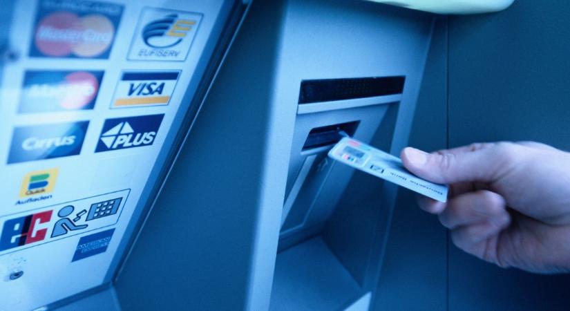 Ezért ragasztanak cetlit egyre többen a bankkártyájukra