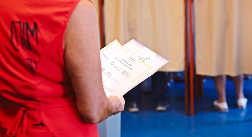 Ki foghatja a tollat a fülkében? Mindent a választási segítőkről