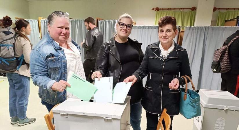 Három generáció ment együtt szavazni  fotók