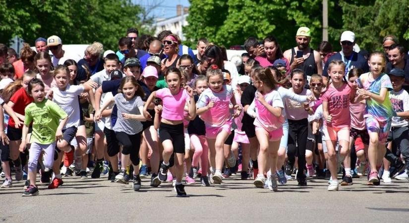 Jubileumi Komárom–Komárno futóverseny: idén is várja a gyerekeket az ingyenes Gyermekfutam