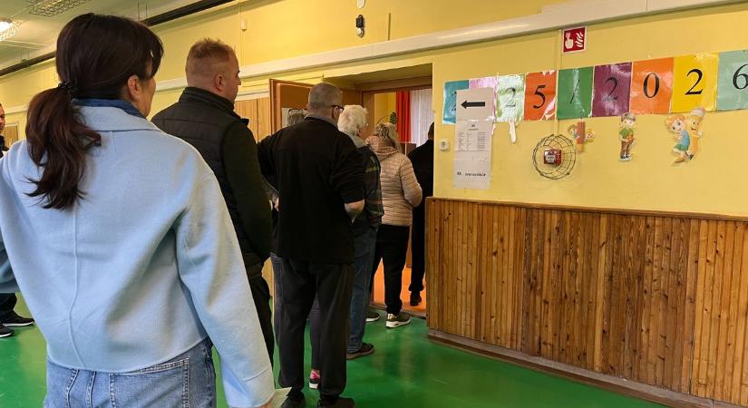 Ménfőcsanakon már reggel sokan szavaztak, kisebb sorokban kellett várni