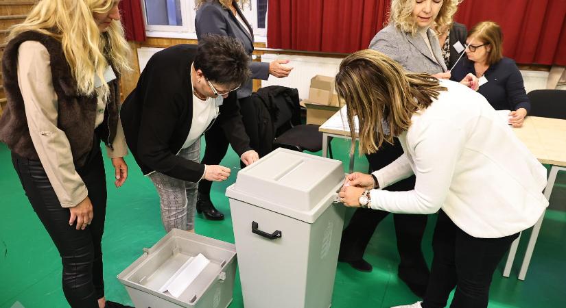 Megérkezett az első szavazó – Galéria!
