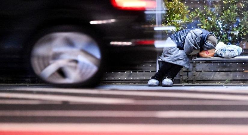 Állami heroin, öröklakás és bruttó nemzeti boldogság: begyűjtik az embereket az utcáról, mindenki automatikusan szervdonorrá válik