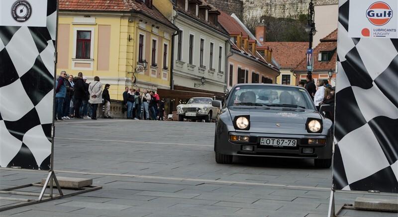 Időutazás négy keréken: veteránautók lepték el a Dobó teret