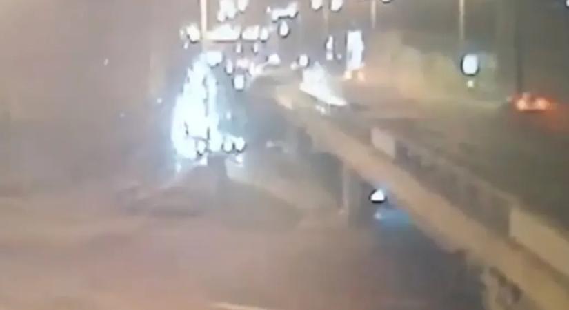 Hatalmas tempóban ütközött a Váci úti felüljárón balesetező Audi egy kamerafelvétel szerint