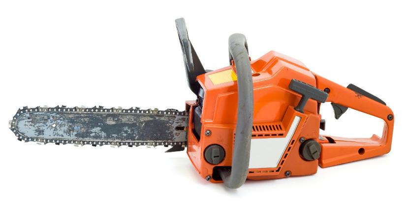 A láncfűrész okozta a vesztét a kerti munkát végző nőnek