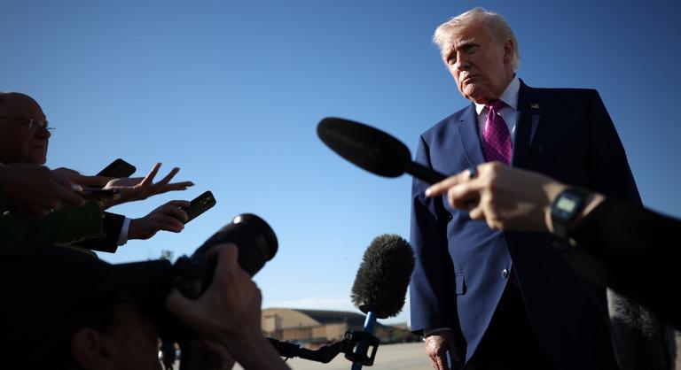 Donald Trump mindenkinek kegyelmet ad, aki az Ovális Iroda közelébe ment