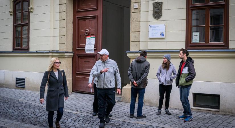 Már a hajnali órákban sorok alakultak ki a soproni körzetben