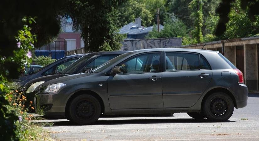 „A belseje olyan, mintha bomba robbant volna” - Hónapok óta üresen áll egy autó Debrecenben - fotóval!