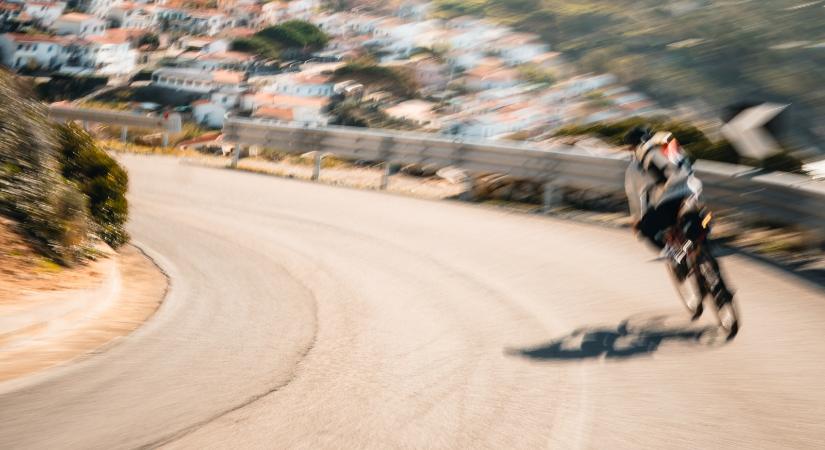 Motorosokat megszégyenítően előzte a kamiont ez a biciklis