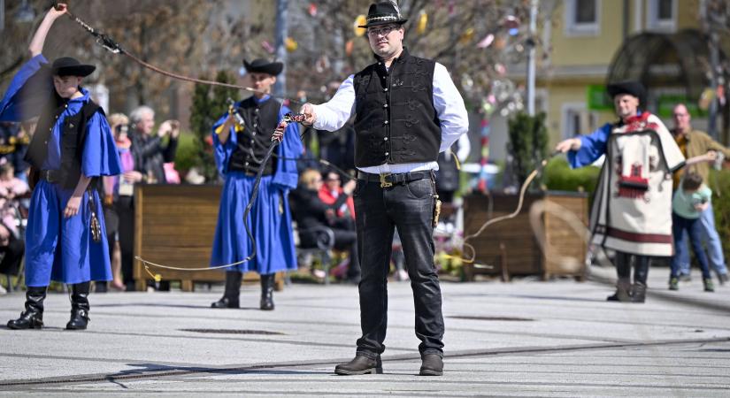 Egyszerre szólt száz ostor Hajdúböszörmény főterén