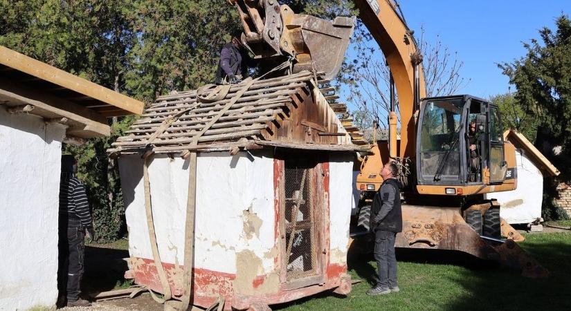 Egy furcsa építmény érkezett Makóra – a múltból húzták elő