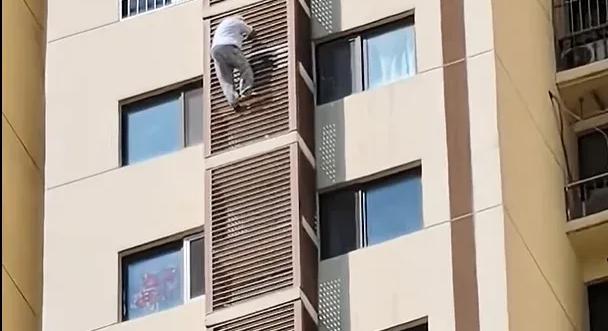 Bezárta magát 27. emeleti lakásába, az épület falán mászva menekült egy 89 éves kínai nagymama